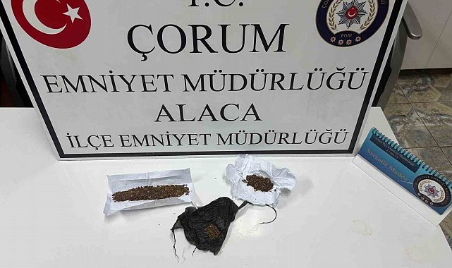 Polis ekiplerini görünce uyuşturucuyu aracın camından dışarı attılar: 4 gözaltı