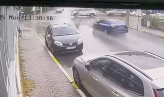 Polisin 'dur' ihtarına uymayan sürücü önce yayalara, ardından araçlara çarptı