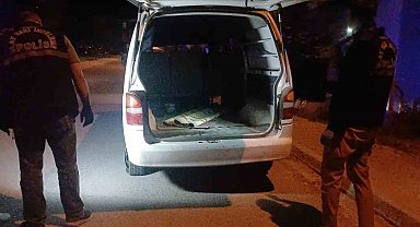 "Dur" ihtarına uymadı, araçla polis memuruna çarpıp kaçtı