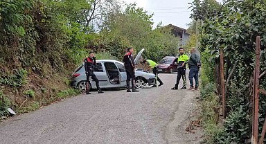 "Dur" ihtarına uymayıp kaza yapan sürücü yaya olarak kaçmaya çalıştı