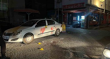 "Yan baktın" diyerek kuryeyi bıçaklayıp kaçtılar