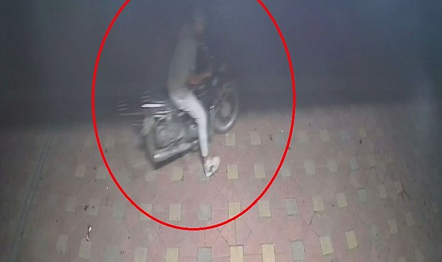 Rahatlığıyla pes dedirten hırsız, saniyeler içerisinde motosiklete kendi malı gibi binip gitti