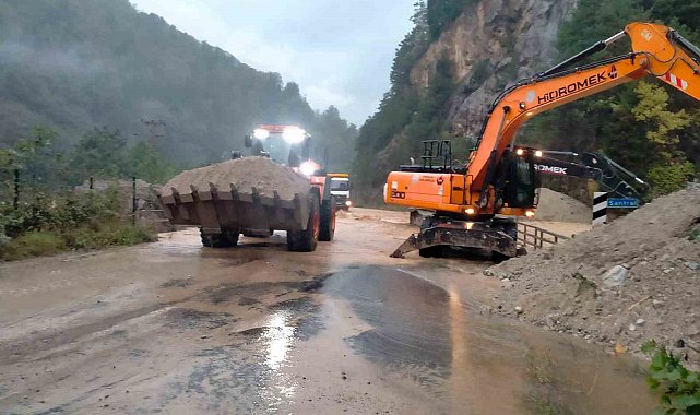 Rize-Erzurum karayolu İkizdere santral mevkiinde dere taşkını nedeniyle ulaşıma kapandı