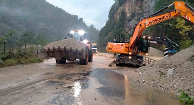 Rize-Erzurum karayolu İkizdere santral mevkiinde dere taşkını nedeniyle ulaşıma kapandı