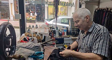 Rize'de 35 yıllık ayakkabı tamircisinden mesleki sitem, "Sanat bitti, bu meslek bizimle sona erecek"