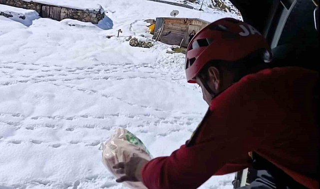 Rize'de helikopterlerin yaylalara erzak ve hayvan yemi seferleri devam ediyor