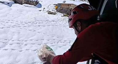 Rize'de helikopterlerin yaylalara erzak ve hayvan yemi seferleri devam ediyor