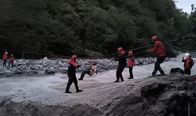 Rize'de kullandığı teleferik selde zarar görünce evinde mahsur kalan kadın kurtarıldı