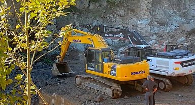 Rize'de sel ve heyelanlar sonrası riskli kayalara ilginç temizlik