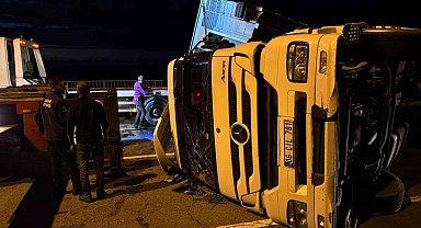 Rize'de tır yola devrildi: 2 yaralı