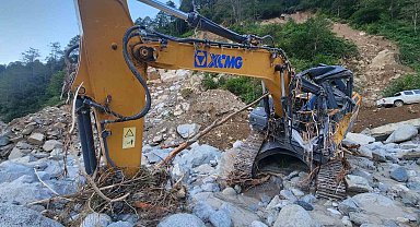 Rize'deki sel ve heyelanlar sonrası 4 gündür yolu kapalı olan Deremezra Köyü'ne ulaşım sağlandı