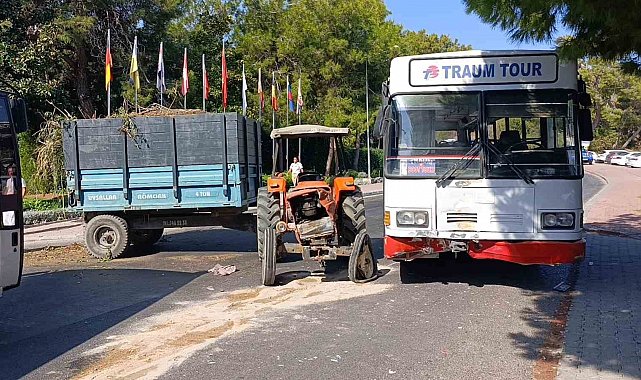 Safari için yolcu toplayan otobüs ile otelden çıkan traktör çarpıştı: 1'i turist 2 yaralı