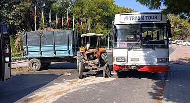 Safari için yolcu toplayan otobüs ile otelden çıkan traktör çarpıştı: 1'i turist 2 yaralı
