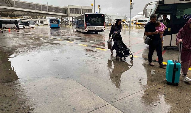Sağanak yağış Sabiha Gökçen'deki yolculara zor anlar yaşattı