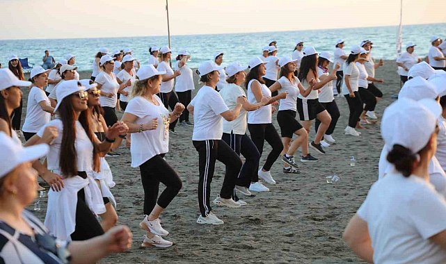 Sahilde spor yapmanın tadını çıkardılar