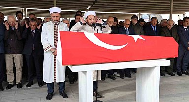 Şair ve yazar Yavuz Bülent Bakiler, vasiyeti üzerine Sivas'ta anne ve babasının yanına defnedildi
