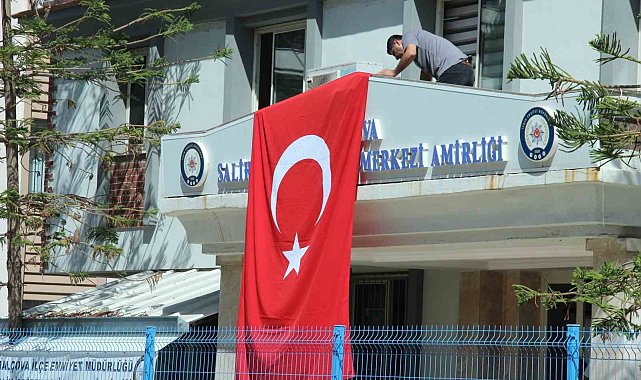 Saldırının olduğu sokak Türk bayraklarıyla donatıldı