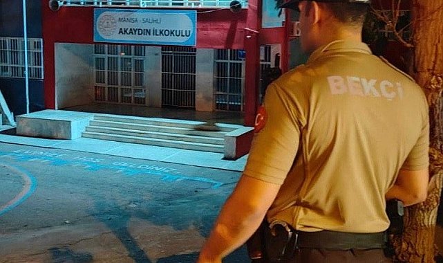 Salihli'de gece bekçileri, öğrencilerin güvenliği için nöbette