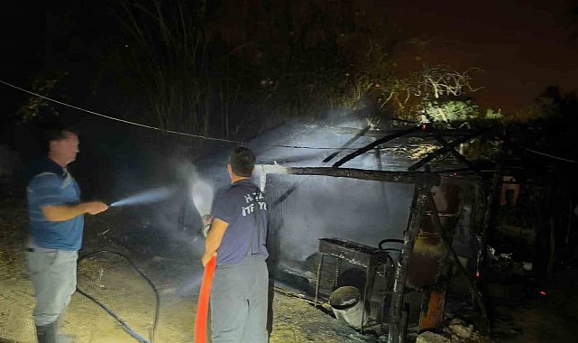 Samandağ'da depo olarak kullanılan çadır yandı