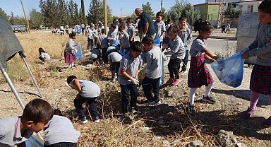 Şamsat'ta öğrenciler temizlik için sokaklarda