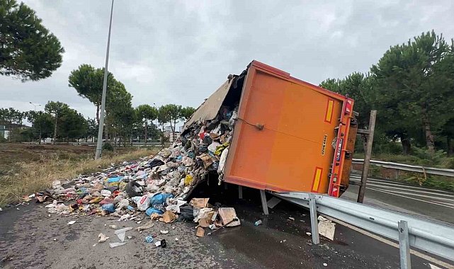 Samsun'da çöp yüklü tır devrildi, çöpler yola savruldu