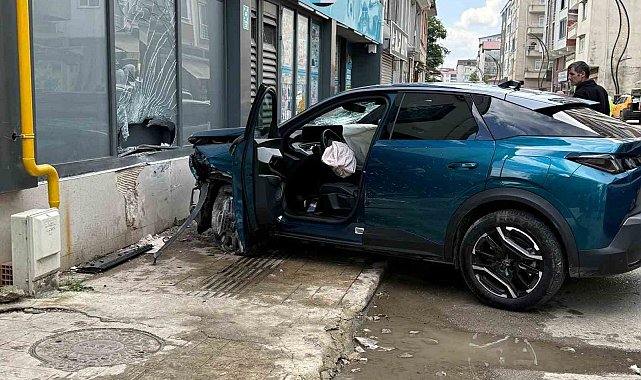 Samsun'da kontrolden çıkan otomobil, park halindeki araçlara çarptı: 1 yaralı