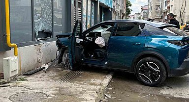 Samsun'da kontrolden çıkan otomobil, park halindeki araçlara çarptı: 1 yaralı