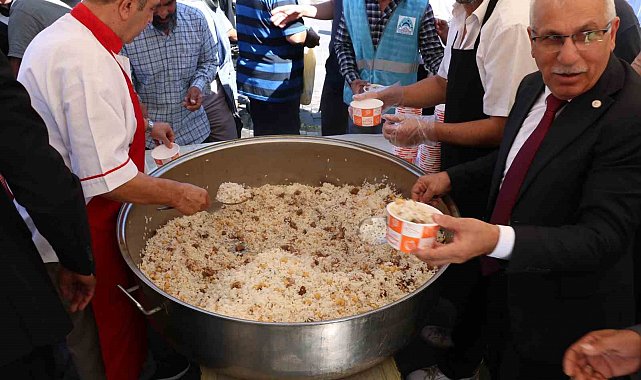 Şanlıurfa'da 3 bin kişiye etli pilav dağıtıldı