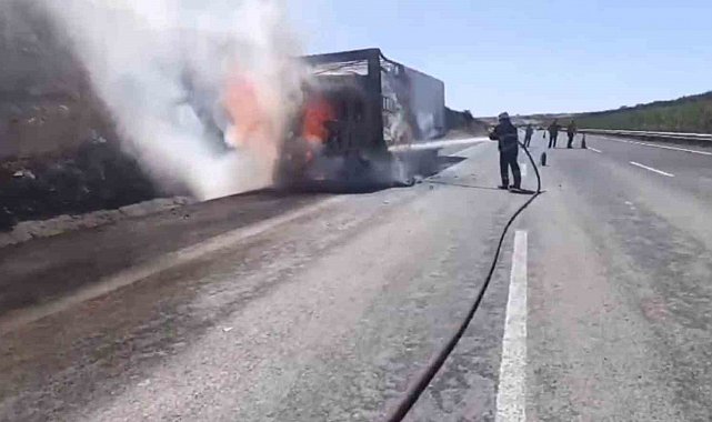 Şanlıurfa'da saman yüklü tır alev alev yandı