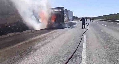 Şanlıurfa'da saman yüklü tır alev alev yandı