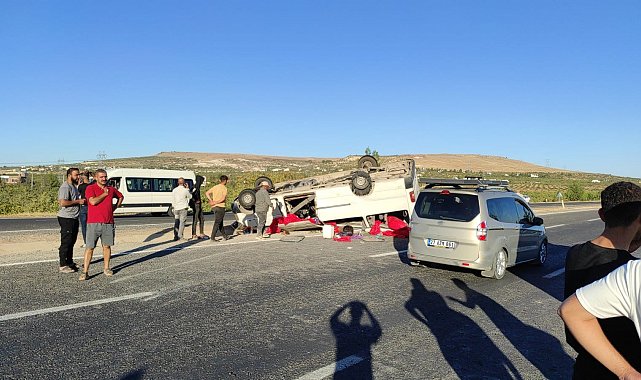 Şanlıurfa'da tarım işçilerini taşıyan minibüs devrildi: 20 yaralı