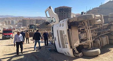 Şantiyede kontrolden çıkan hafriyat kamyonu devrildi: 1 yaralı