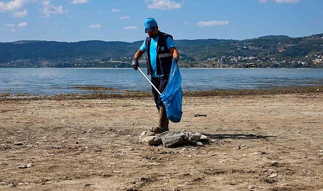 Sapanca Gölü çevresinden 2 ton çöp toplandı