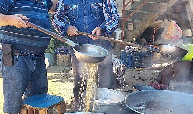 Sarıgöl'de pekmez yapımı başladı
