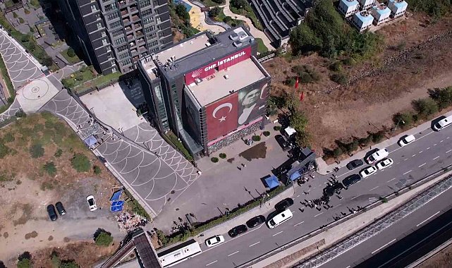 Sarıyer'deki CHP binası önünde bekleyiş sürüyor