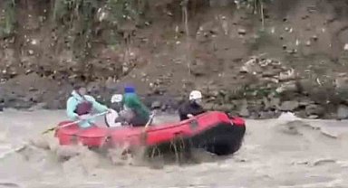 Sel onların neyine Fırtına'da rafting şahane