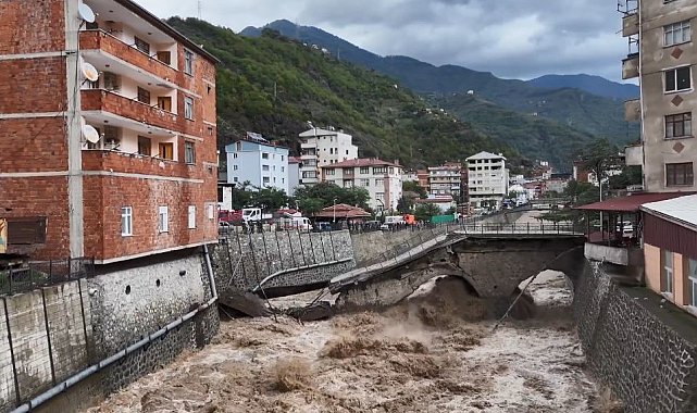 Sel suları Borçka'daki asırlık tarihi köprüyü yıktı