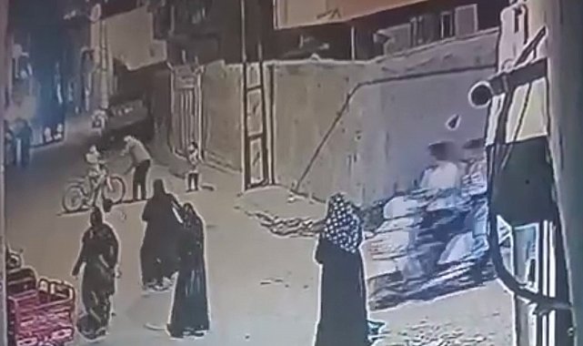 Sesinden rahatsız olduğu çocukları sopayla dövdü