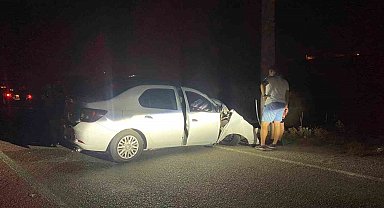 Seyir halinde lastiği patlayan otomobil elektrik direğine çarptı; 1 yaralı