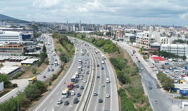 Seyir halindeki otomobil yandı, trafik kilitlendi