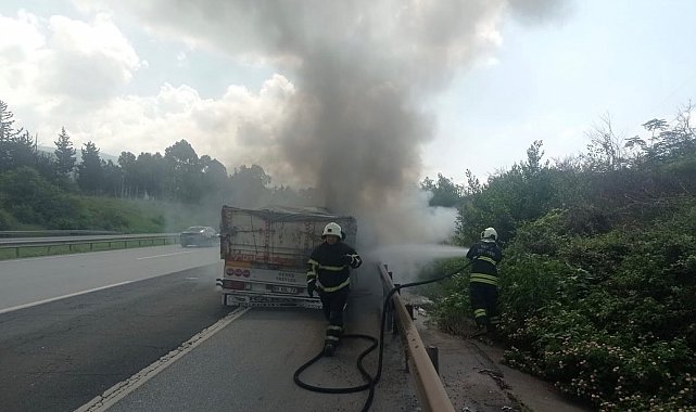 Seyir halindeki tırın dorsesinden alevler yükseldi