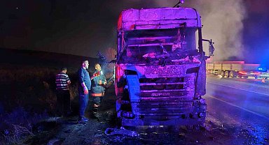 Seyir halindeyken alevlere teslim olan tır kullanılmaz hale geldi
