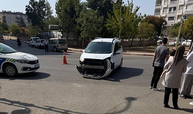 Siirt'te hafif ticari araç ile motosiklet çarpıştı: 2 yaralı