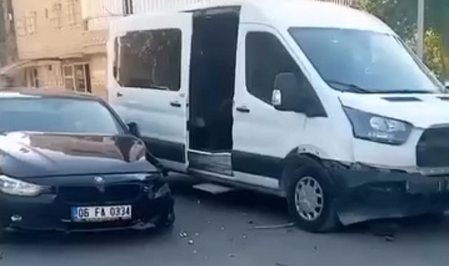 Siirt'te minibüs ile otomobil çarpıştı