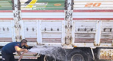 Siirt'te seyir halindeki kamyonet alev aldı