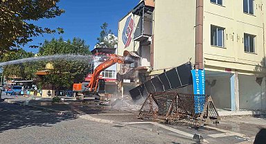 Sındırgı'da depremde hasar alan otel yıkıldı