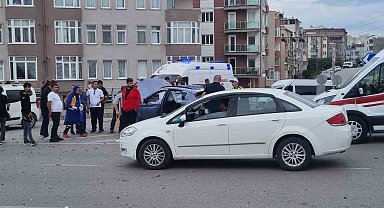 Sinop'ta iki otomobil çarpıştı: 2 yaralı