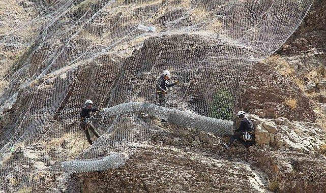 Şırnak'ta kaya düşmelerine karşı 15 bin metrekarelik çelik ağ ve sensörlü bariyer sistemli önlem