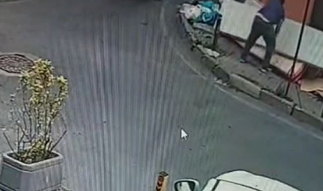 Şişli'de kamyonetten indirdiği atık eşyaları sokağa böyle bıraktılar