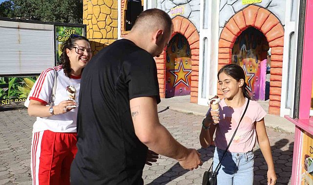 Sivas'ta çocuk sahibi olmayan çift, evlilik yıl dönümlerini lunaparkta onlarca çocuğu eğlendirerek kutladı